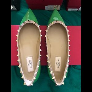 New Valentino Garavani rockstud patent flats in green sz 38